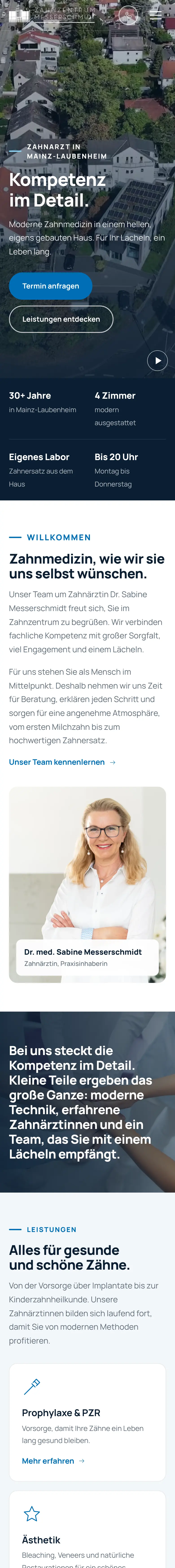 Webseite des Zahnzentrums Messerschmidt auf dem Handy