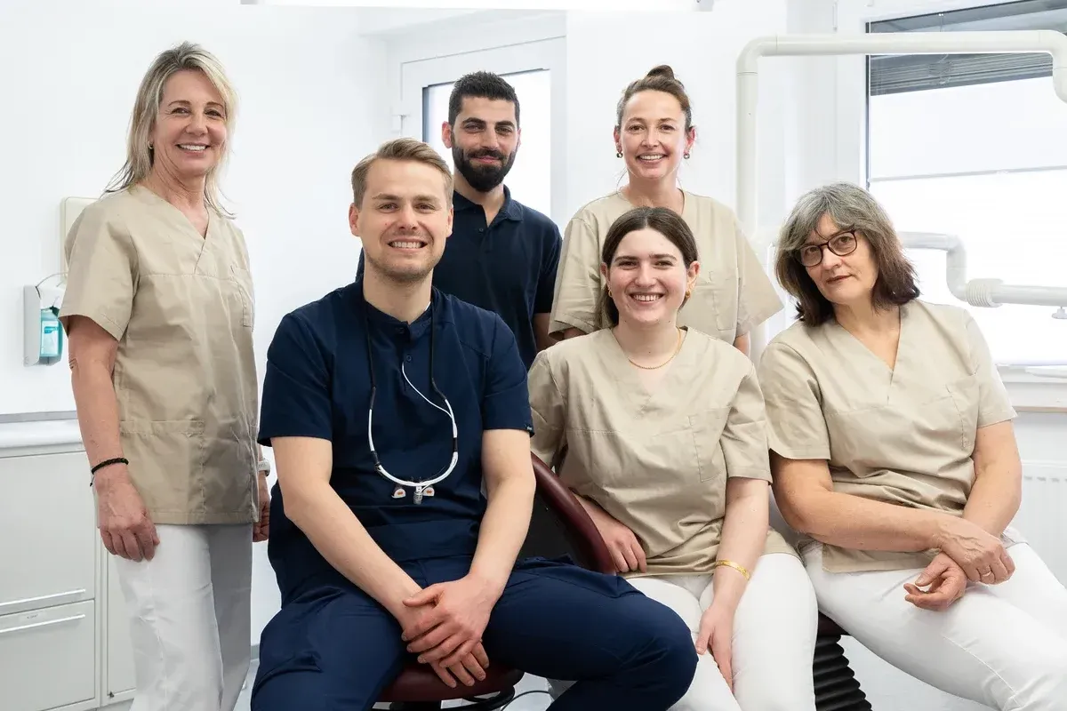 Praxisteam der Zahnarztpraxis Rintheim im Behandlungszimmer